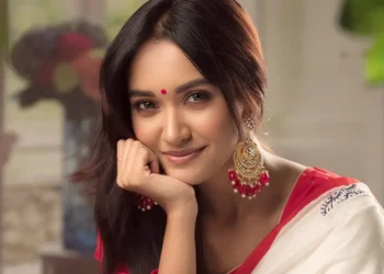 আলো ছড়াচ্ছেন আনিকা আইরা