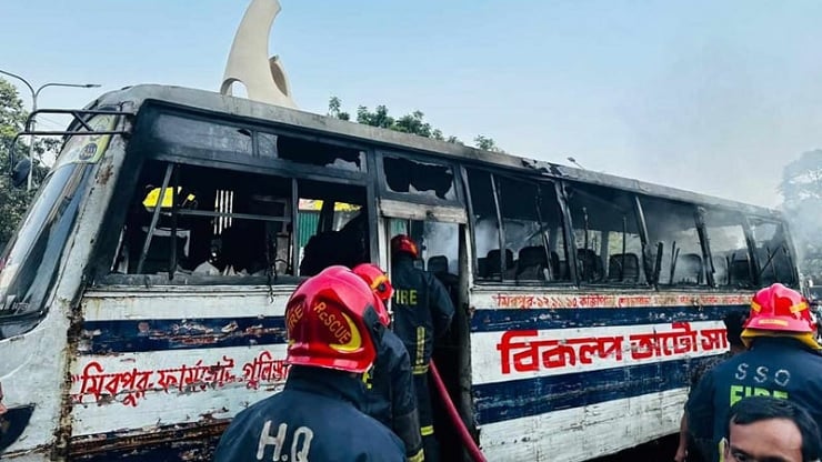 বিকল্প বাসে আগুন দিলো দুর্বৃত্তরা
