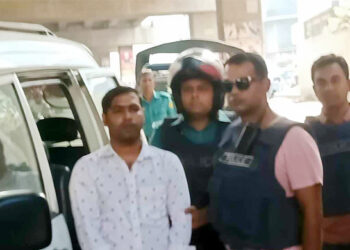 পুলিশের গাড়িতে ককটেল নিক্ষেপ, তিন পুলিশ আহত