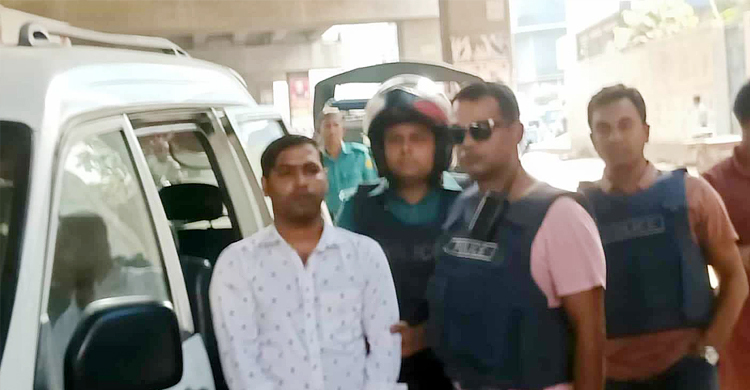 পুলিশের গাড়িতে ককটেল নিক্ষেপ, তিন পুলিশ আহত
