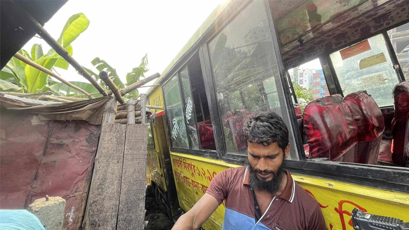মেরাদিয়ায় বাসে আগুন, দগ্ধ বাস চালক